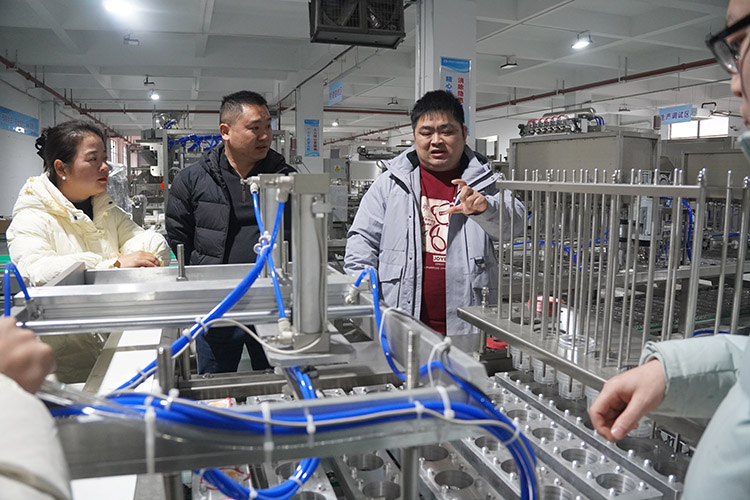 全自動食用冰生產(chǎn)線灌裝包裝設(shè)備升級